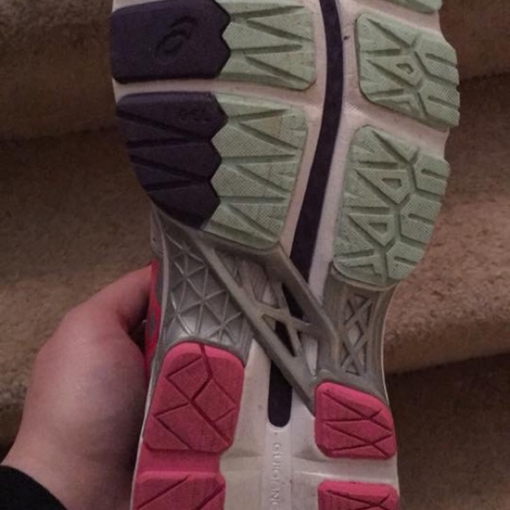 Asics. Like new. Only worn 3 times to the gym. - Picture 4 of 5